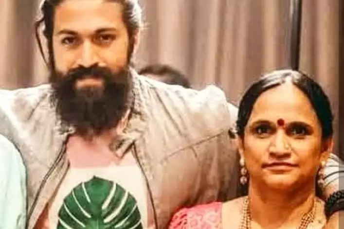 Superstar Yash परिवार पर दबाव बनाने का आरोप, मां ने पुलिस को दी शिकायत Superstar Yash परिवार पर दबाव बनाने का आरोप, मां ने पुलिस को दी शिकायत
