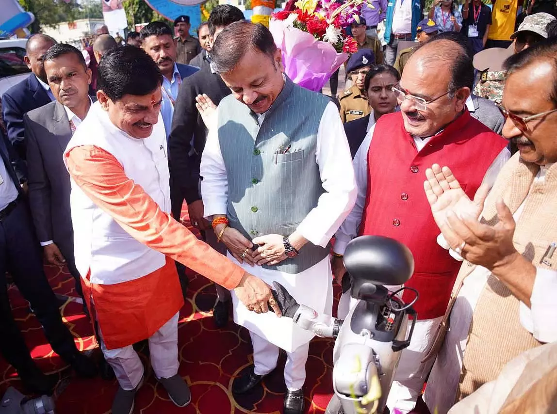 Bhopal: होशंगाबाद रोड पर नए खुले कैफे में 20 नकाबपोश बदमाशों ने किया हंगामा Bhopal: होशंगाबाद रोड पर नए खुले कैफे में 20 नकाबपोश बदमाशों ने किया हंगामा