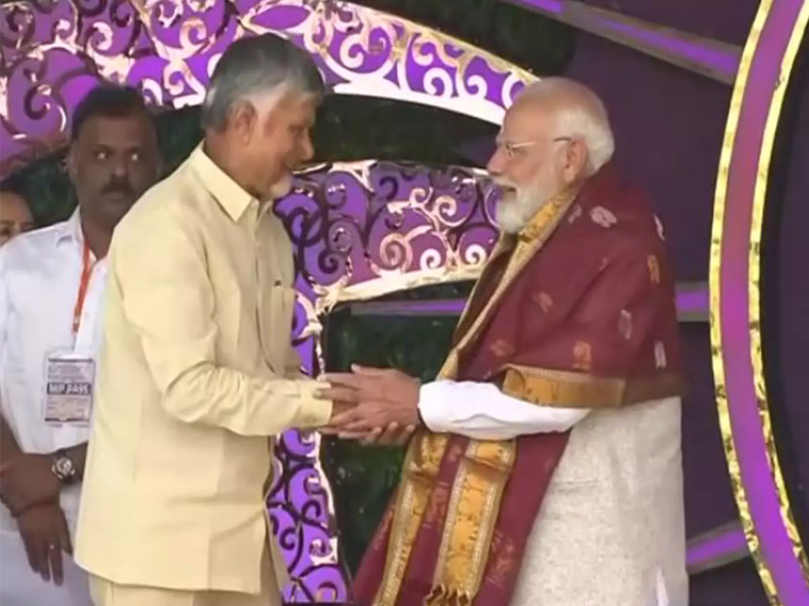 आंध्र प्रदेश के मुख्यमंत्री ने Puttaparthi में सत्य साईं बाबा शताब्दी समारोह में पीएम मोदी को सम्मानित किया आंध्र प्रदेश के मुख्यमंत्री ने Puttaparthi में सत्य साईं बाबा शताब्दी समारोह में पीएम मोदी को सम्मानित किया
