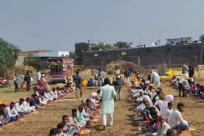MP के एक जिले में बंदर के अंतिम संस्कार में 4,000 ग्रामीण शामिल हुए MP के एक जिले में बंदर के अंतिम संस्कार में 4,000 ग्रामीण शामिल हुए