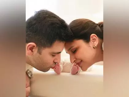 परिणीति चोपड़ा और राघव चड्ढा ने अपने बेटे Neer की पहली झलक दिखाई परिणीति चोपड़ा और राघव चड्ढा ने अपने बेटे Neer की पहली झलक दिखाई