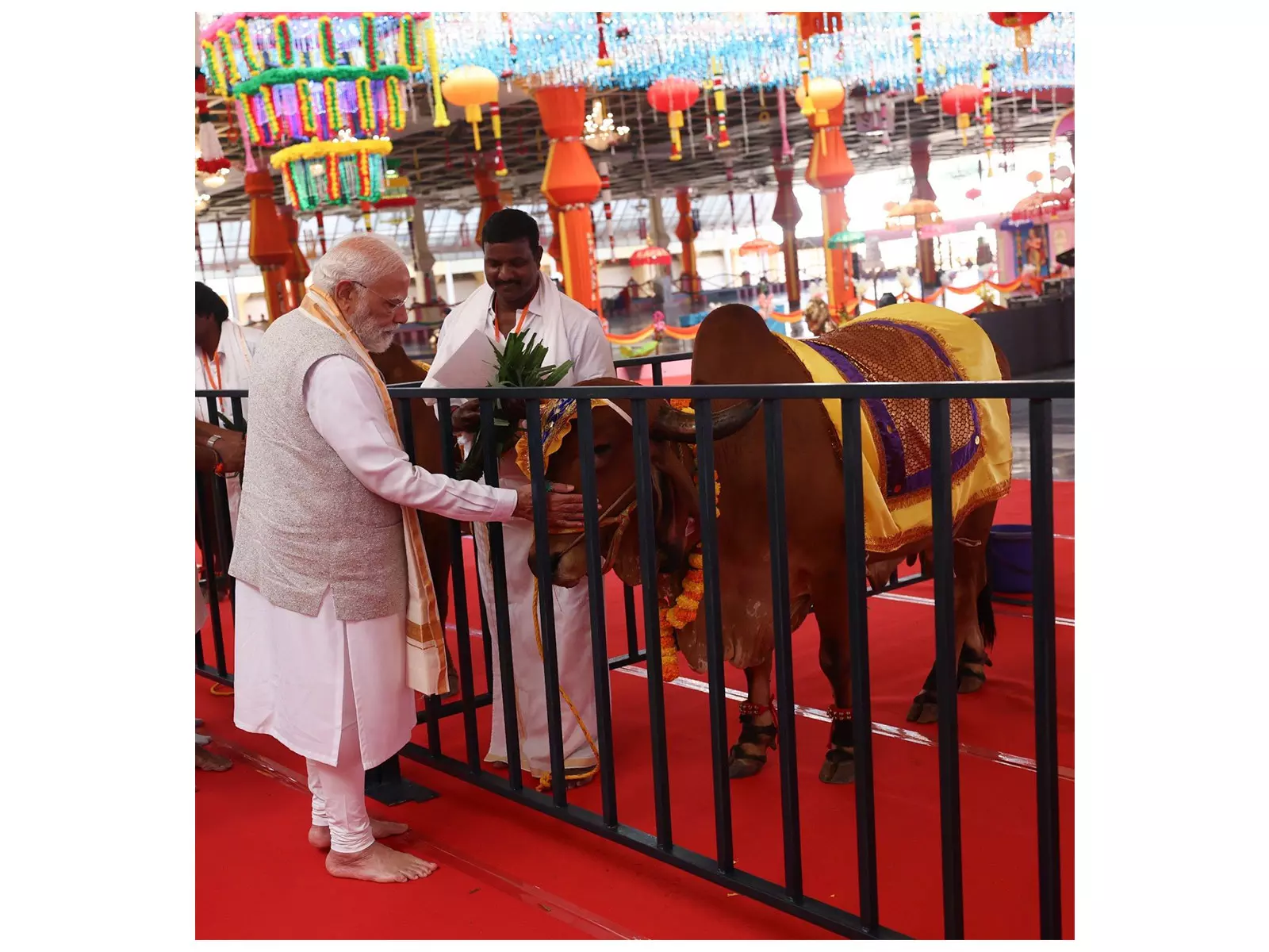 श्री सत्य साईं ट्रस्ट पशु कल्याण के लिए नेक काम कर रहा है: पुट्टपर्थी में गौदान समारोह में शामिल होते हुए PM मोदी श्री सत्य साईं ट्रस्ट पशु कल्याण के लिए नेक काम कर रहा है: पुट्टपर्थी में गौदान समारोह में शामिल होते हुए PM मोदी