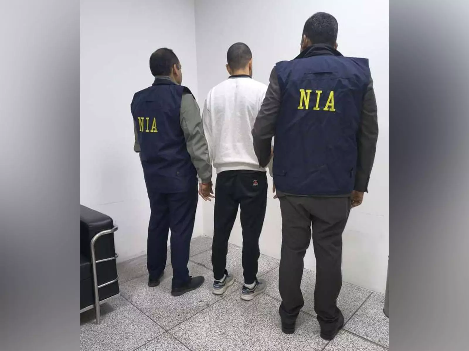 अमेरिका से प्रत्यर्पण प्रक्रिया के दौरान NIA ने गैंगस्टर अनमोल बिश्नोई को किया गिरफ्तार अमेरिका से प्रत्यर्पण प्रक्रिया के दौरान NIA ने गैंगस्टर अनमोल बिश्नोई को किया गिरफ्तार