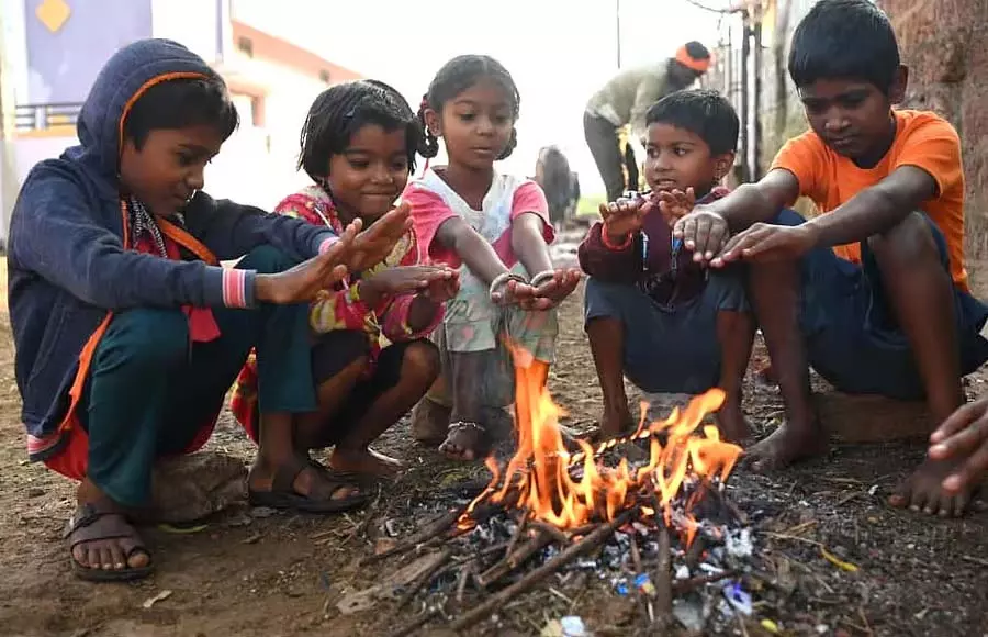 Bidar : तापमान 10 डिग्री तक गिरा, लोग ठंड से कांप रहे Bidar : तापमान 10 डिग्री तक गिरा, लोग ठंड से कांप रहे
