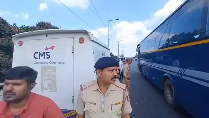दिनदहाड़े 7.11 करोड़ की ATM लूट, फर्जी RBI बने लुटेरे, देखे Video दिनदहाड़े 7.11 करोड़ की ATM लूट, फर्जी RBI बने लुटेरे, देखे Video