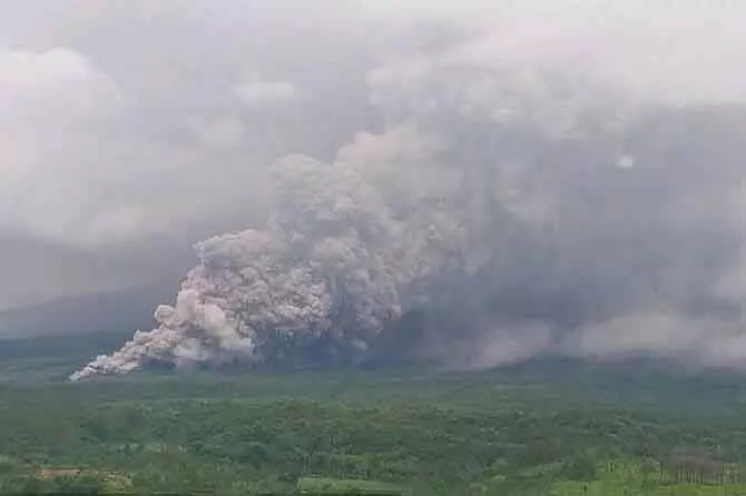 Indonesia माउंट सेमेरू ज्वालामुखी फटा, अलर्ट स्तर उच्चतम Indonesia माउंट सेमेरू ज्वालामुखी फटा, अलर्ट स्तर उच्चतम