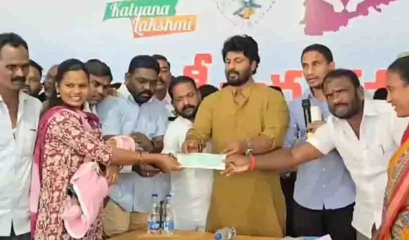 कल्याण लक्ष्मी की शादी में बच्चे के जन्म के बाद सहायता राशि पहुंची कल्याण लक्ष्मी की शादी में बच्चे के जन्म के बाद सहायता राशि पहुंची