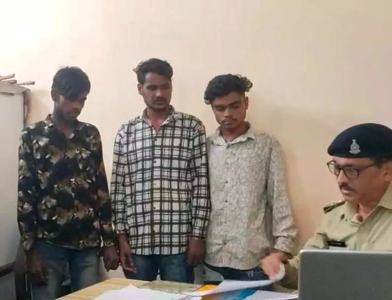 गायत्री इंडस्ट्रीज फैक्ट्री में चोरी का पर्दाफाश, तीन आरोपी दबोचे गए गायत्री इंडस्ट्रीज फैक्ट्री में चोरी का पर्दाफाश, तीन आरोपी दबोचे गए