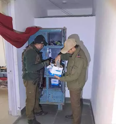 पुलिस ने डॉक्टरों के लॉकरों का दुरुपयोग रोकने के लिए चलाया चेकिंग अभियान पुलिस ने डॉक्टरों के लॉकरों का दुरुपयोग रोकने के लिए चलाया चेकिंग अभियान