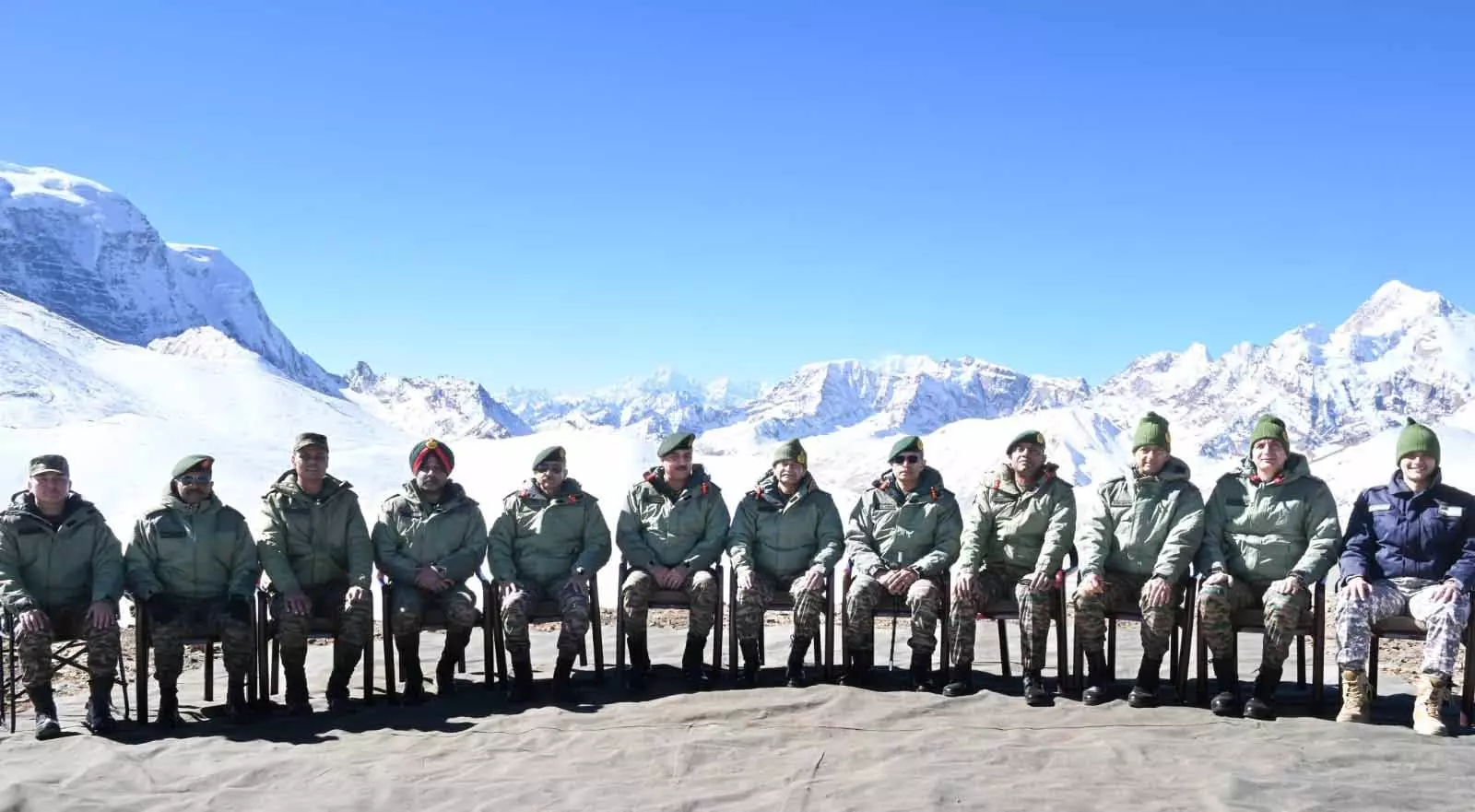 त्रिशक्ति कोर के फॉरवर्ड पोस्टों पर पहुंचे सेना प्रमुख जनरल उपेन्द्र द्विवेदी त्रिशक्ति कोर के फॉरवर्ड पोस्टों पर पहुंचे सेना प्रमुख जनरल उपेन्द्र द्विवेदी