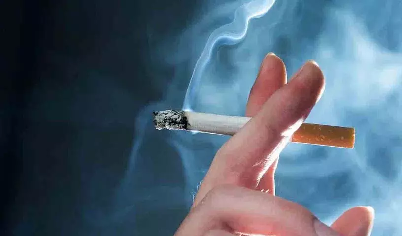 सार्वजनिक स्थान पर धूम्रपान करने पर युवक के खिलाफ मामला दर्ज सार्वजनिक स्थान पर धूम्रपान करने पर युवक के खिलाफ मामला दर्ज