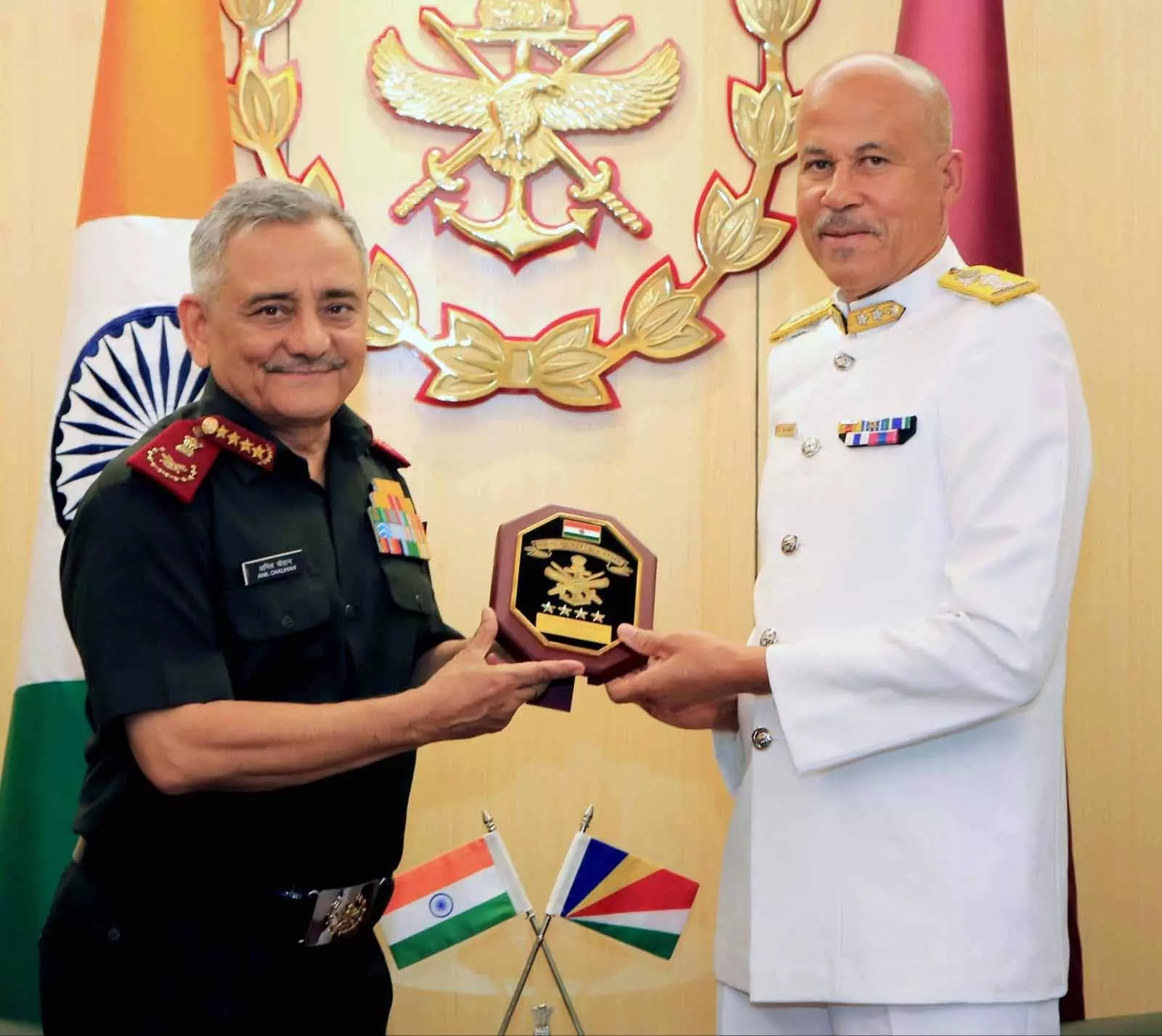 CDS जनरल चौहान ने CDF मेजर जनरल रोसेट्टे से भारत-हिंद महासागर रक्षा सहयोग पर चर्चा की CDS जनरल चौहान ने CDF मेजर जनरल रोसेट्टे से भारत-हिंद महासागर रक्षा सहयोग पर चर्चा की