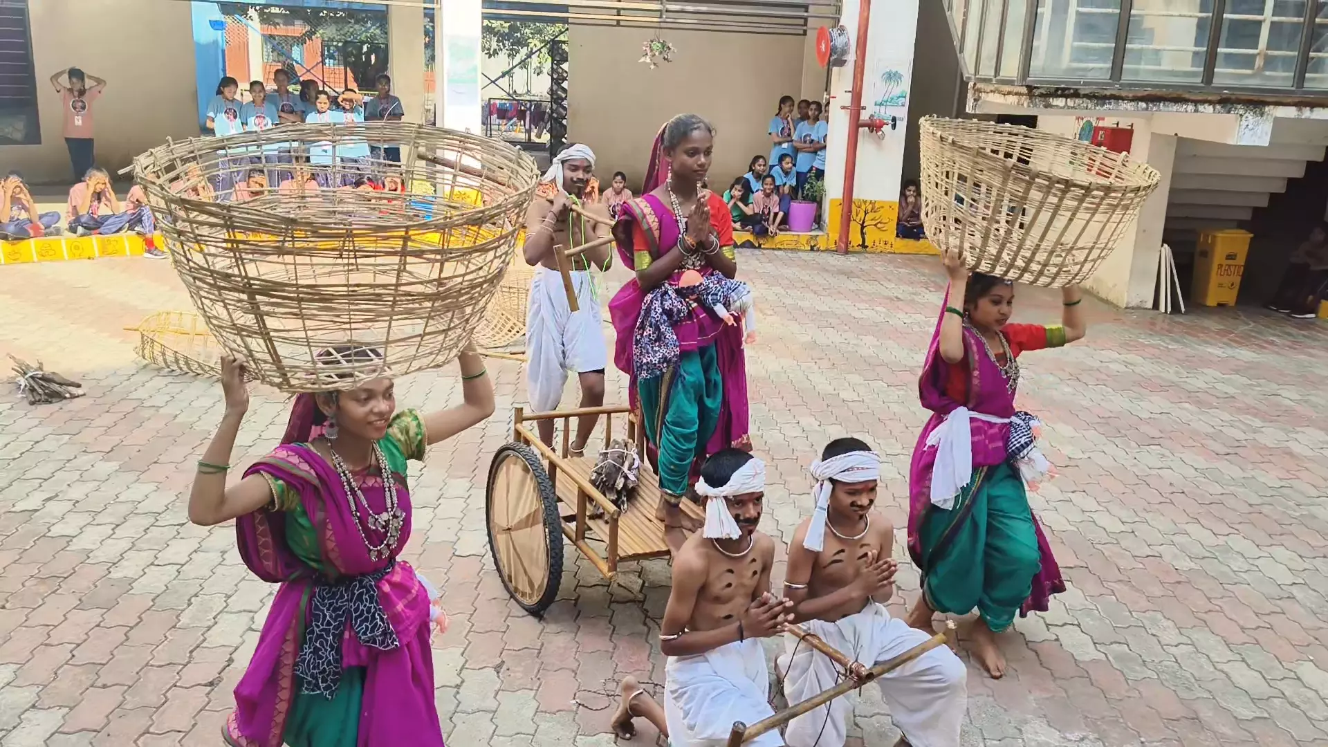 आदिवासी संस्कृति का जीवंत नृत्य प्रदर्शन: Tapi के एकलव्य स्कूल का गुजरात से राष्ट्रीय प्रतियोगिता में चयन आदिवासी संस्कृति का जीवंत नृत्य प्रदर्शन: Tapi के एकलव्य स्कूल का गुजरात से राष्ट्रीय प्रतियोगिता में चयन