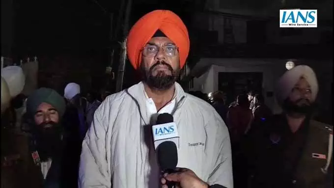 Chehharta Bazaar हत्याकांड में AAP विधायक Kuldeep Singh Dhaliwal ने परिवार से की मुलाकात Chehharta Bazaar हत्याकांड में AAP विधायक Kuldeep Singh Dhaliwal ने परिवार से की मुलाकात