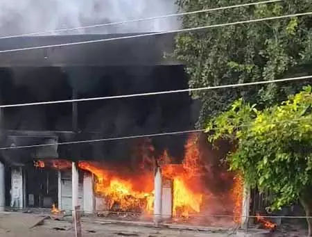 नाका परिसर में लगी आग, एटीएम समेत तीन दुकानें जलकर खाक नाका परिसर में लगी आग, एटीएम समेत तीन दुकानें जलकर खाक