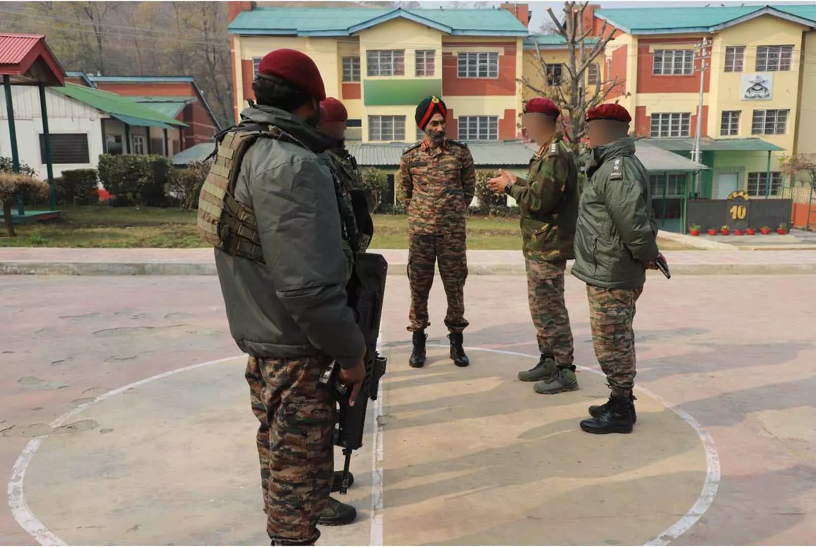 Lt Gen HS Vandra ने Northern Command में Russells Vipers की Operational Readiness का किया अवलोकन Lt Gen HS Vandra ने Northern Command में Russells Vipers की Operational Readiness का किया अवलोकन