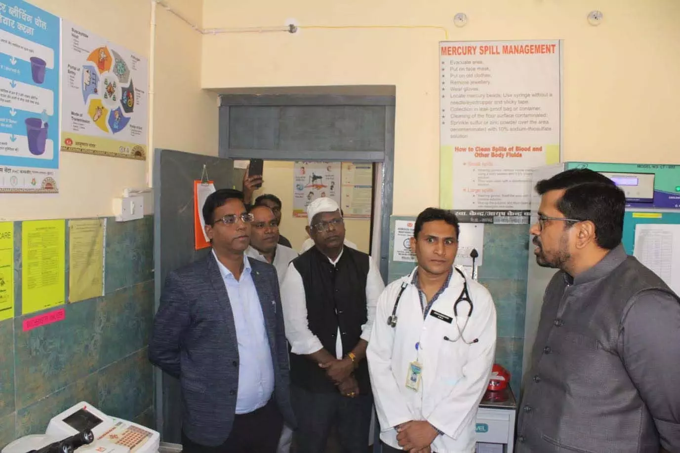 सचिव ने अस्पताल के डॉक्टरों, मरीजों से ली स्वास्थ्य सुविधा की जानकारी सचिव ने अस्पताल के डॉक्टरों, मरीजों से ली स्वास्थ्य सुविधा की जानकारी