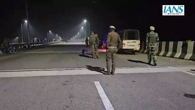 दिल्ली कार बम धमाके के बाद BSF और सीमा पुलिस ने चेक पोस्ट लगाया दिल्ली कार बम धमाके के बाद BSF और सीमा पुलिस ने चेक पोस्ट लगाया