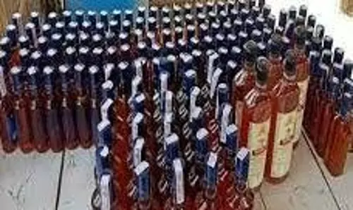 Muzaffarpur: ट्रक में बने गुप्त तहखाना से विदेशी शराब सहित दो धंधेबाज गिरफ्तार