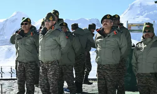 अग्रिम चौकियों पर पहुंचे सेनाध्यक्ष, सीमा क्षेत्र में सैन्य तैयारियों की समीक्षा अग्रिम चौकियों पर पहुंचे सेनाध्यक्ष, सीमा क्षेत्र में सैन्य तैयारियों की समीक्षा