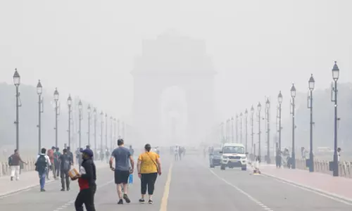 दिल्ली में धुंध की मोटी छाई, औसत वायु गुणवत्ता सूचकांक 400 के करीब पहुंचा