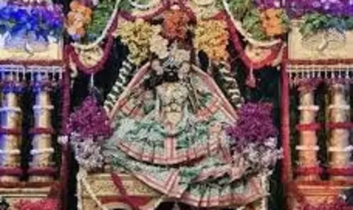 Banke Bihari: बिना बांसुरी की दिव्य मूर्ति, पर्दा और घंटी,जानिए बांके बिहारी मंदिर के रहस्य Banke Bihari: बिना बांसुरी की दिव्य मूर्ति, पर्दा और घंटी,जानिए बांके बिहारी मंदिर के रहस्य