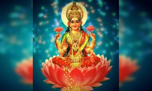 शुक्रवार को करें मां लक्ष्मी और संतोषी माता की पूजा, मिलेगा सुख-सौभाग्य
