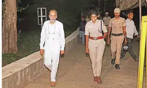दीपाथून में दीये जलाने से जुड़ा मामला: HC के जज ने थिरुपरनकुंद्रम हिल का निरीक्षण किया दीपाथून में दीये जलाने से जुड़ा मामला: HC के जज ने थिरुपरनकुंद्रम हिल का निरीक्षण किया