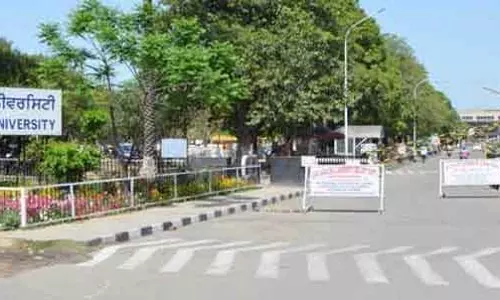 Amritsar जीएनडीयू के नॉन-टीचिंग स्टाफ ने किया विरोध प्रदर्शन