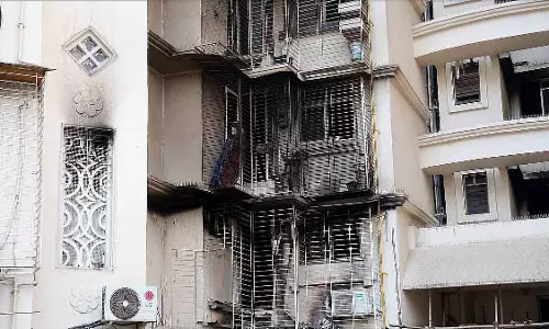 Mumbai में आग लगने की घटनाएं: विद्याविहार में तीन महिलाओं और दो नाबालिगों को बचाया गया Mumbai में आग लगने की घटनाएं: विद्याविहार में तीन महिलाओं और दो नाबालिगों को बचाया गया
