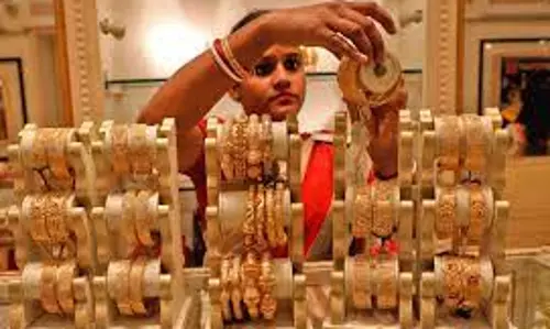 फेड के संकेतों से बाज़ार में अनिश्चितता, सोने की कीमतों में गिरावट तेज़