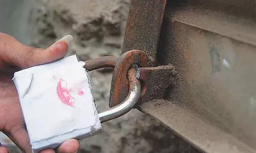 Indore : फार्मेसी के अंदर फ़ूड बिज़नेस बंद