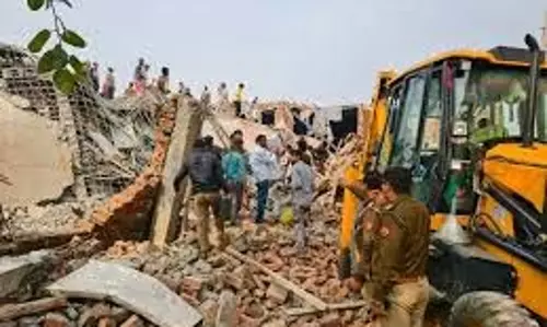Greater Noida: अवैध 3 मंजिला बिल्डिंग अचानक ढही, 4 मजदूरों की मलबे में दबने से मौत Greater Noida: अवैध 3 मंजिला बिल्डिंग अचानक ढही, 4 मजदूरों की मलबे में दबने से मौत