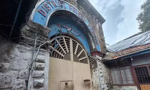करवार जिला जेल में अचानक पुलिस की छापेमारी: कैदी से मोबाइल फोन और प्रतिबंधित सामान जब्त करवार जिला जेल में अचानक पुलिस की छापेमारी: कैदी से मोबाइल फोन और प्रतिबंधित सामान जब्त