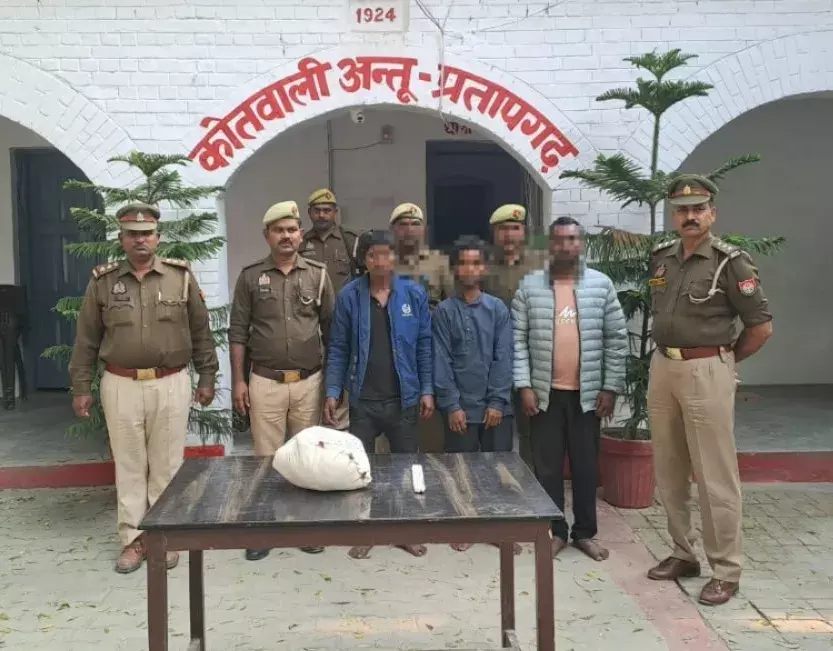 Pratapgarh: आरोपी बेटे सहित अन्य गिरफ्तार, वारदात का चाकू बरामद