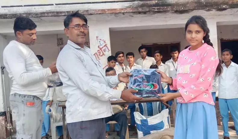 Banda: स्कूली बच्चों को निःशुल्क स्वेटर बांटे गए Banda: स्कूली बच्चों को निःशुल्क स्वेटर बांटे गए