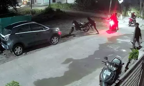 Bhopal : कैफे अटैक के बाद, गांधी नगर में छह बदमाशों के ग्रुप ने गाड़ियों में तोड़फोड़ की Bhopal : कैफे अटैक के बाद, गांधी नगर में छह बदमाशों के ग्रुप ने गाड़ियों में तोड़फोड़ की