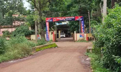 Sundargarh: हथियारबंद बदमाशों ने कर्मचारियों को धमकाकर ट्रांसपोर्ट ऑफिस से 3.5 लाख से ज़्यादा लूट लिए Sundargarh: हथियारबंद बदमाशों ने कर्मचारियों को धमकाकर ट्रांसपोर्ट ऑफिस से 3.5 लाख से ज़्यादा लूट लिए