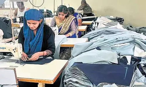 KSPCB ने बेल्लारी जींस इंडस्ट्री को झटका दिया: 36 वॉशिंग यूनिट बंद, हजारों वर्कर्स का भविष्य अनिश्चित KSPCB ने बेल्लारी जींस इंडस्ट्री को झटका दिया: 36 वॉशिंग यूनिट बंद, हजारों वर्कर्स का भविष्य अनिश्चित