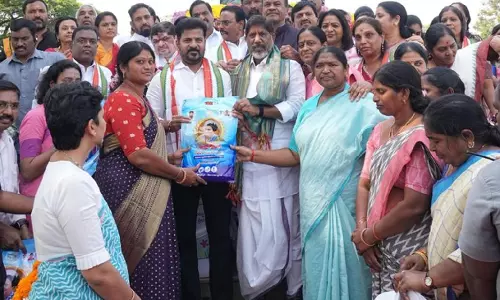 Telangana CM ने एक करोड़ साड़ियों के वितरण का शुभारंभ किया