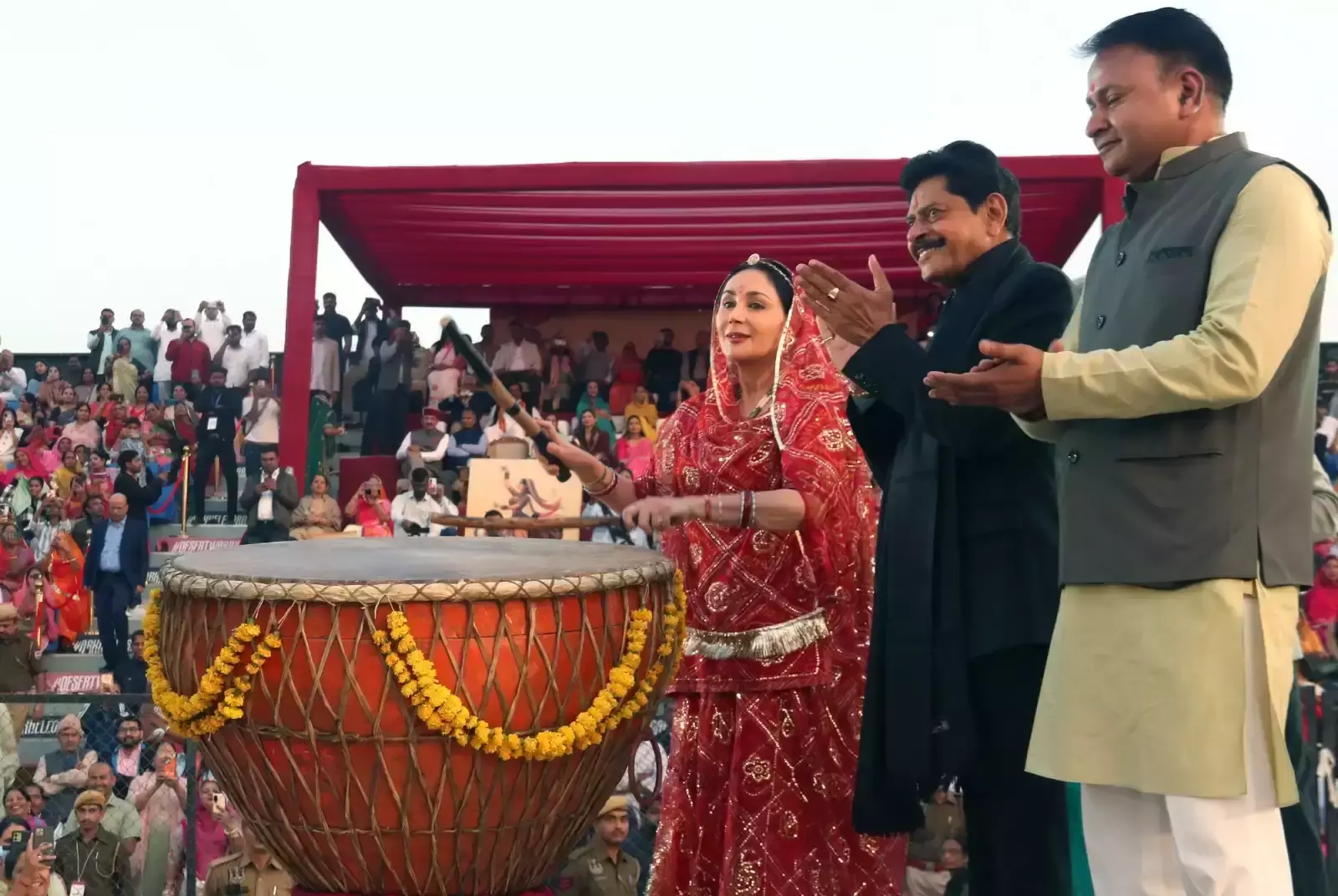 Jaipur: दीया कुमारी ने पारंपरिक नगाड़ा बजाकर घूमर महोत्सव खोला Jaipur: दीया कुमारी ने पारंपरिक नगाड़ा बजाकर घूमर महोत्सव खोला