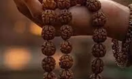 Rudrakasha Niyam: अगर आप भी हाथ में रुद्राक्ष पहनते हैं, तो भूलकर भी न करें ये काम
