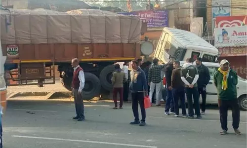 Pathankot : हाईवे पर अनियंत्रित हुआ ट्राला, मंजर देख सहमे लोग Pathankot : हाईवे पर अनियंत्रित हुआ ट्राला, मंजर देख सहमे लोग