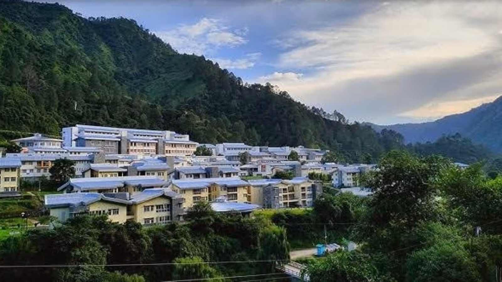 Mandi: IIT मंडी को चैरिटेबल फंड में 86,000 डॉलर Mandi: IIT मंडी को चैरिटेबल फंड में 86,000 डॉलर