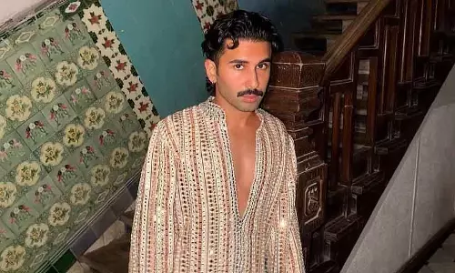 Social मीडिया स्टार ओरी को मुंबई पुलिस ने 252 करोड़ के ड्रग्स केस में तलब किया Social मीडिया स्टार ओरी को मुंबई पुलिस ने 252 करोड़ के ड्रग्स केस में तलब किया