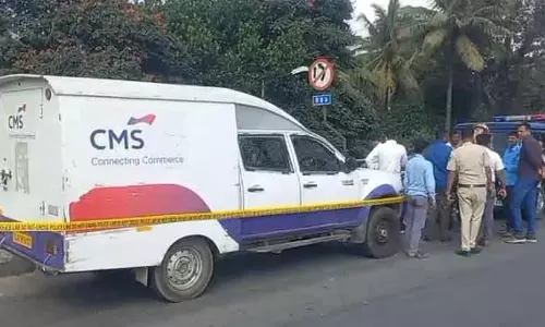 टैक्स डिपार्टमेंट के अधिकारी बनकर ATM कैश डिस्पेंसर से ₹7 करोड़ की लूट
