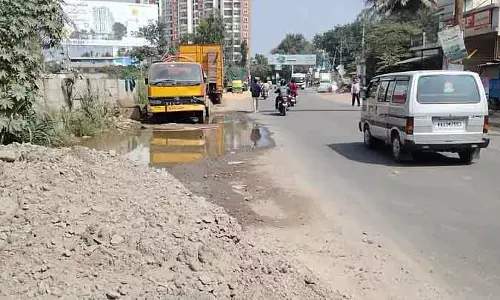Hoskote : बिना फुटपाथ के पब्लिक परेड Hoskote : बिना फुटपाथ के पब्लिक परेड