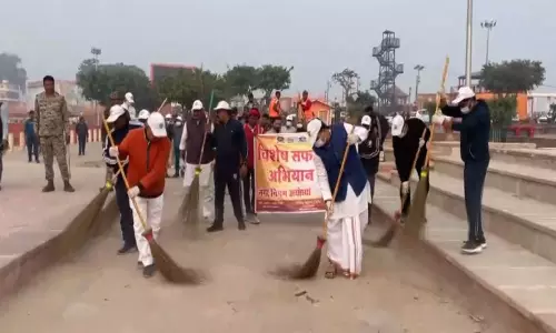 Ayodhya: राम जन्मभूमि ध्वजारोहण से पहले नगर निगम ने शुरू किया सफाई अभियान