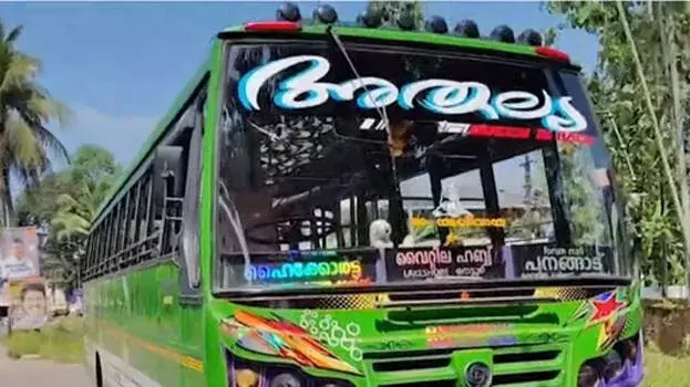 Kochi में अतुल्य बिना दरवाज़ों के दौड़ी; ग्लैंसी मैरी के सिर में चोटें आईं