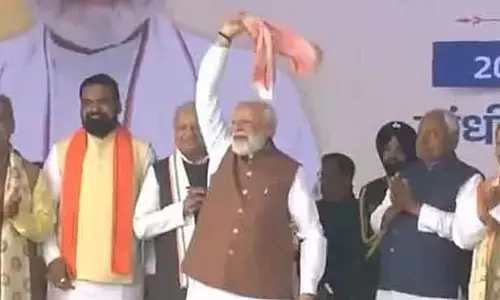 Bihar : नीतीश कुमार के शपथ लेने के बाद मोदी ने गमछा लहराकर सबका ध्यान खींचा